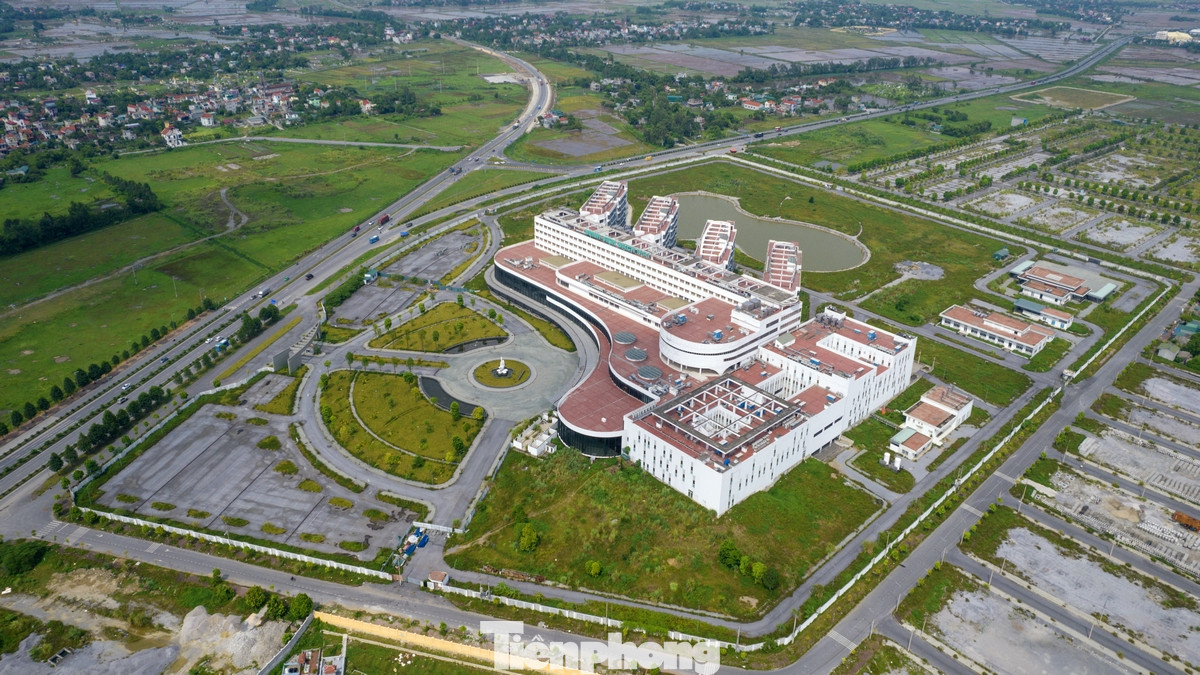 Trong thời gian bùng dịch COVID-19, Bệnh viện Bạch Mai cơ sở 2 tạm thời thay đổi chức năng thành bệnh viện dã chiến, điều trị bệnh nhân nhiễm COVID-19 tại khu vực Hà Nam và các tỉnh lân cận. Sau khi dịch bệnh hạ nhiệt, bệnh viện lại trở về cảnh "cửa đóng then cài".