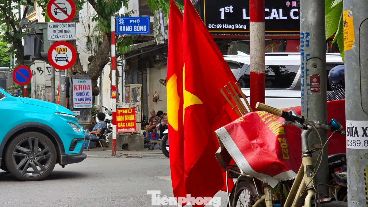 Phố bán cờ Hàng Bông những ngày này như khoác một tấm áo rực rỡ của màu cờ đỏ thắm.