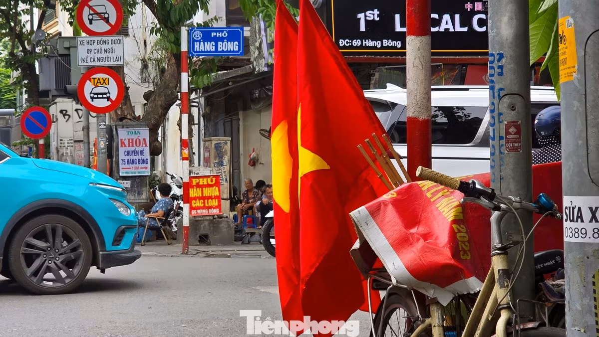 Phố bán cờ Hàng Bông những ngày này như khoác một tấm áo rực rỡ của màu cờ đỏ thắm.