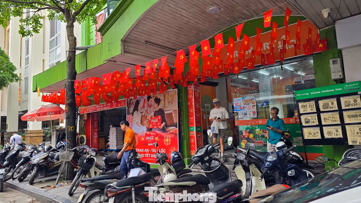 Nhiều nhà hàng, quán cà phê trang trí cờ hoa rực rỡ chào mừng Đại lễ 30/4.