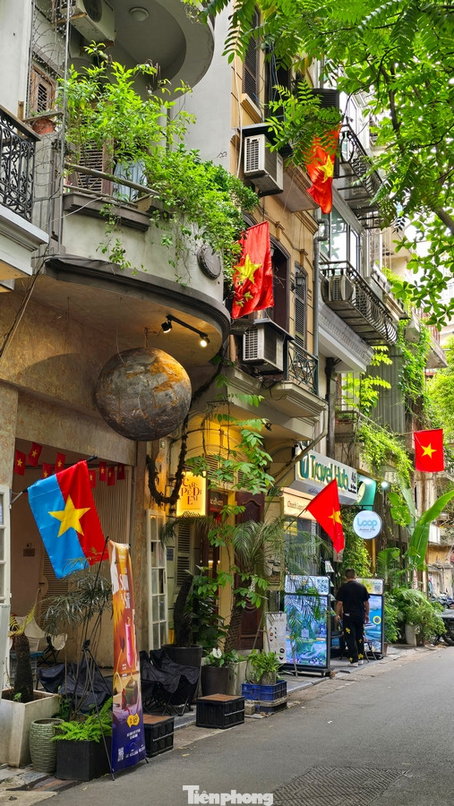 Từ những tuyến phố trung tâm như Tràng Tiền, Hàng Bài, Đinh Tiên Hoàng, Điện Biên Phủ đến những ngõ nhỏ, khu tập thể cũ, người dân treo cờ trước nhà để thể hiện niềm tự hào lịch sử trong dịp kỷ niệm 50 năm Ngày Giải phóng miền Nam, thống nhất đất nước.