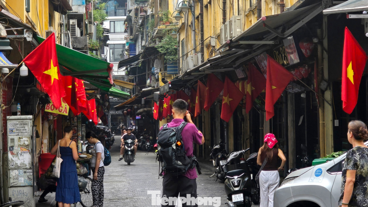 Một khách du lịch người nước ngoài cũng thích thú ghi lại không gian tràn ngập bóng cờ ở Hà Nội.