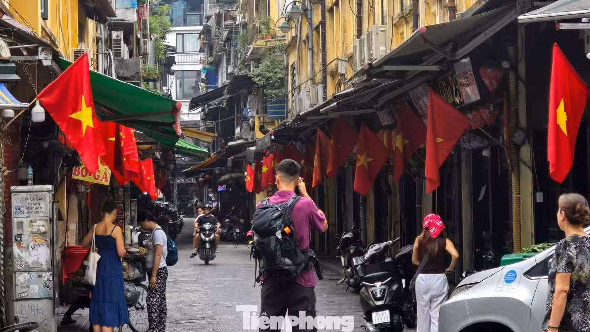 Một khách du lịch người nước ngoài cũng thích thú ghi lại không gian tràn ngập bóng cờ ở Hà Nội.