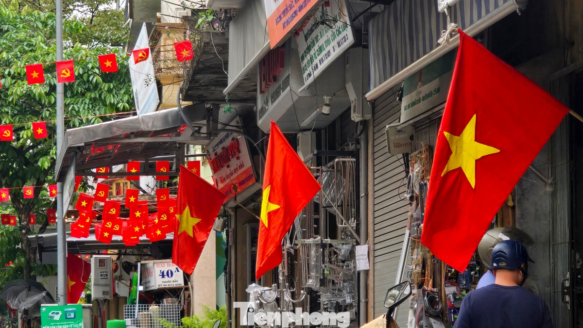 Cờ đỏ sao vàng rợp bóng trên một con phố Hà Nội chào mừng 50 năm Ngày Giải phóng miền Nam, thống nhất đất nước.