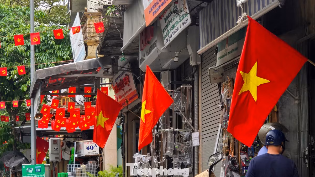 Cờ đỏ sao vàng rợp bóng trên một con phố Hà Nội chào mừng 50 năm Ngày Giải phóng miền Nam, thống nhất đất nước.