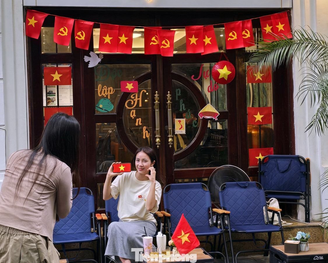 Nhiều bạn trẻ cũng tranh thủ chụp hình với không gian tràn ngập cờ Đảng và cờ Tổ quốc.