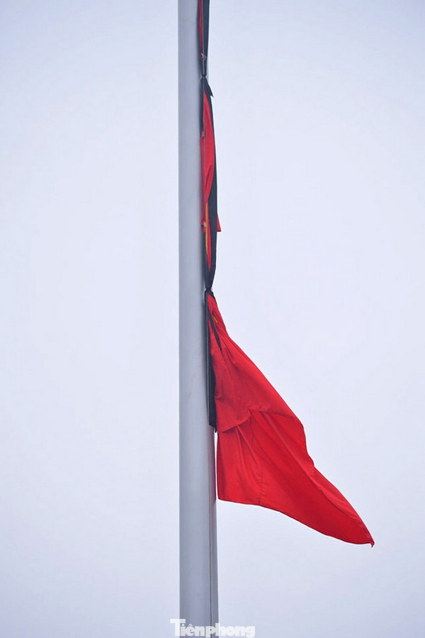 Để tỏ lòng thương tiếc đồng chí Khamtay Siphandone và xuất phát từ quan hệ đặc biệt Việt Nam - Lào, Ban Chấp hành Trung ương Đảng Cộng sản Việt Nam, Quốc hội nước CHXHCN Việt Nam, Chủ tịch nước CHXHCN Việt Nam, Chính phủ nước CHXHCN Việt Nam và Ủy ban Trung ương Mặt trận Tổ quốc Việt Nam quyết định để tang đồng chí Khamtay Siphandone theo nghi thức Quốc tang trong 2 ngày, từ 4 - 5/4.