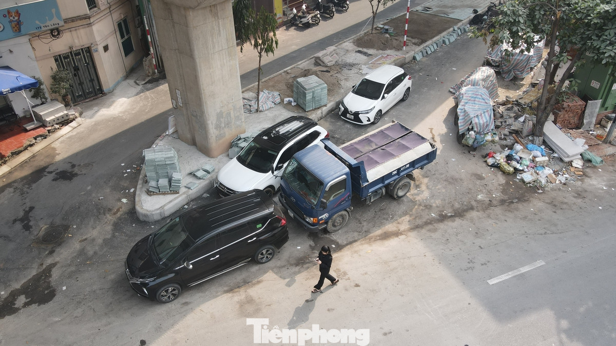 Tuy nhiên hiện dải phân cách cứng dưới gầm cầu và lòng đường bị chiếm dụng bịt cả lối ra tại dự án đường rẽ Láng - Yên Lãng. Hình ảnh được phóng viên Báo Tiền Phong ghi nhận thời điểm 13 giờ 2/1/2025.