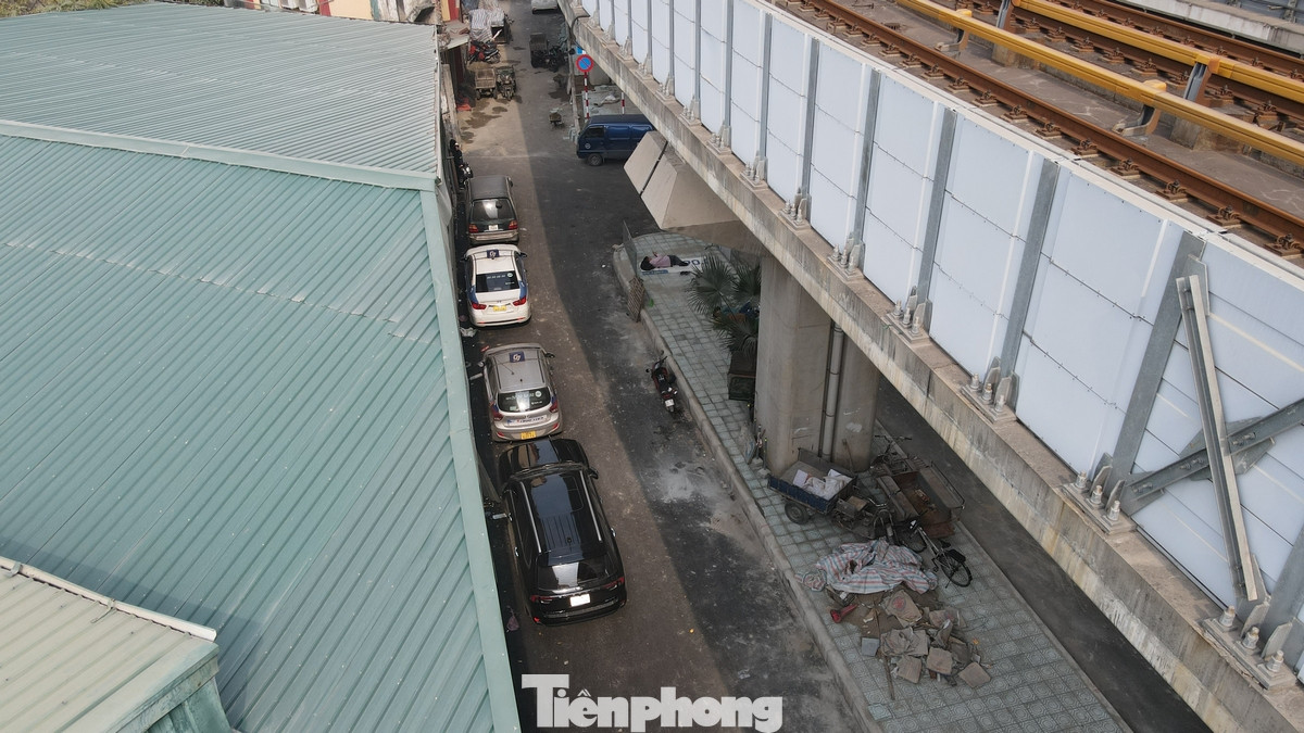 Tuy nhiên hiện dải phân cách cứng dưới gầm cầu và lòng đường bị chiếm dụng bịt cả lối ra tại dự án đường rẽ Láng - Yên Lãng. Hình ảnh được phóng viên Báo Tiền Phong ghi nhận thời điểm 13 giờ 2/1/2025.