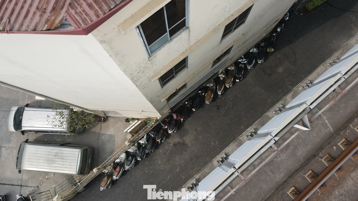 Tuy nhiên hiện dải phân cách cứng dưới gầm cầu và lòng đường bị chiếm dụng bịt cả lối ra tại dự án đường rẽ Láng - Yên Lãng. Hình ảnh được phóng viên Báo Tiền Phong ghi nhận thời điểm 13 giờ 2/1/2025.