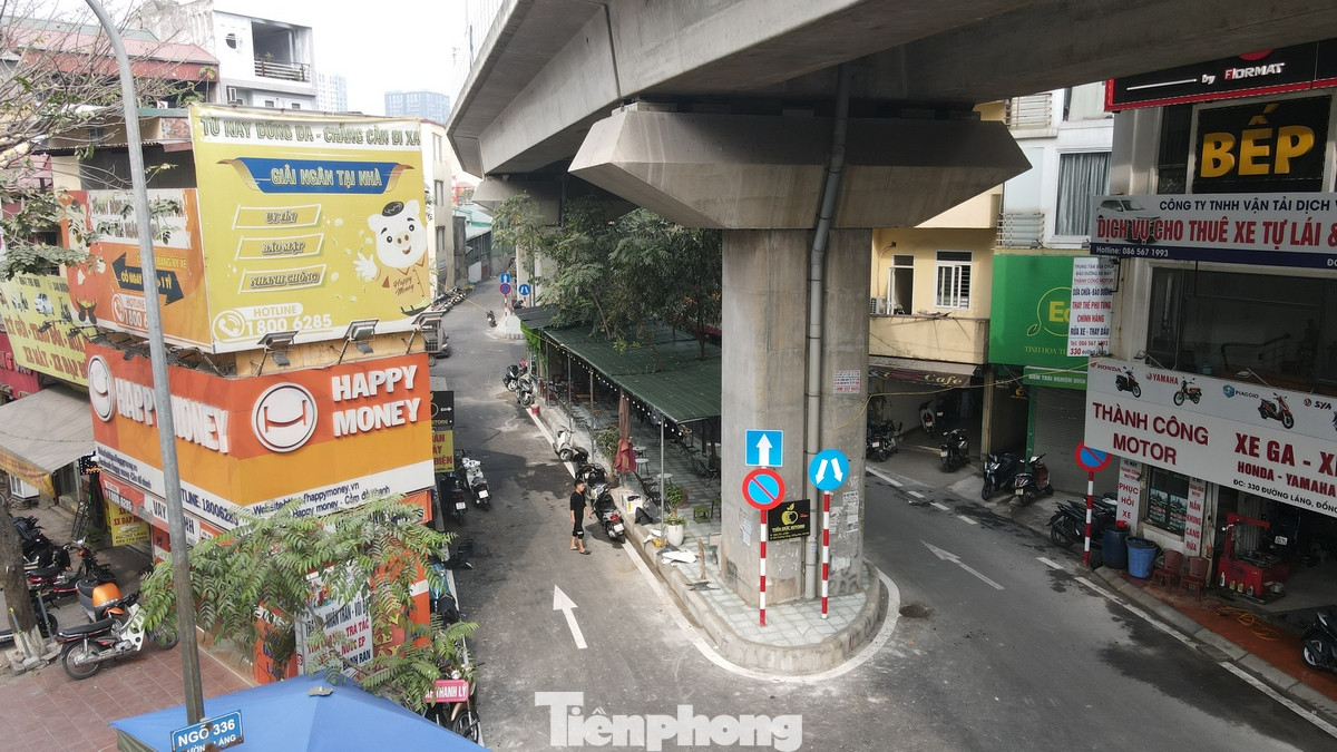 Tuy nhiên hiện dải phân cách cứng dưới gầm cầu và lòng đường bị chiếm dụng bịt cả lối ra tại dự án đường rẽ Láng - Yên Lãng. Hình ảnh được phóng viên Báo Tiền Phong ghi nhận thời điểm 13 giờ 2/1/2025.
