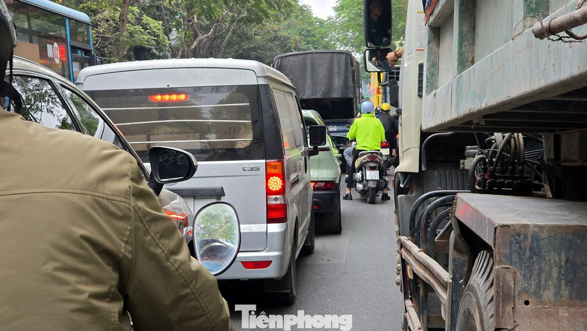 Các phương tiện nhích từng mét trên đường dù đã gần trưa. Xe máy với ô tô đi theo kiểu "điền vào chỗ trống" trên phố.
