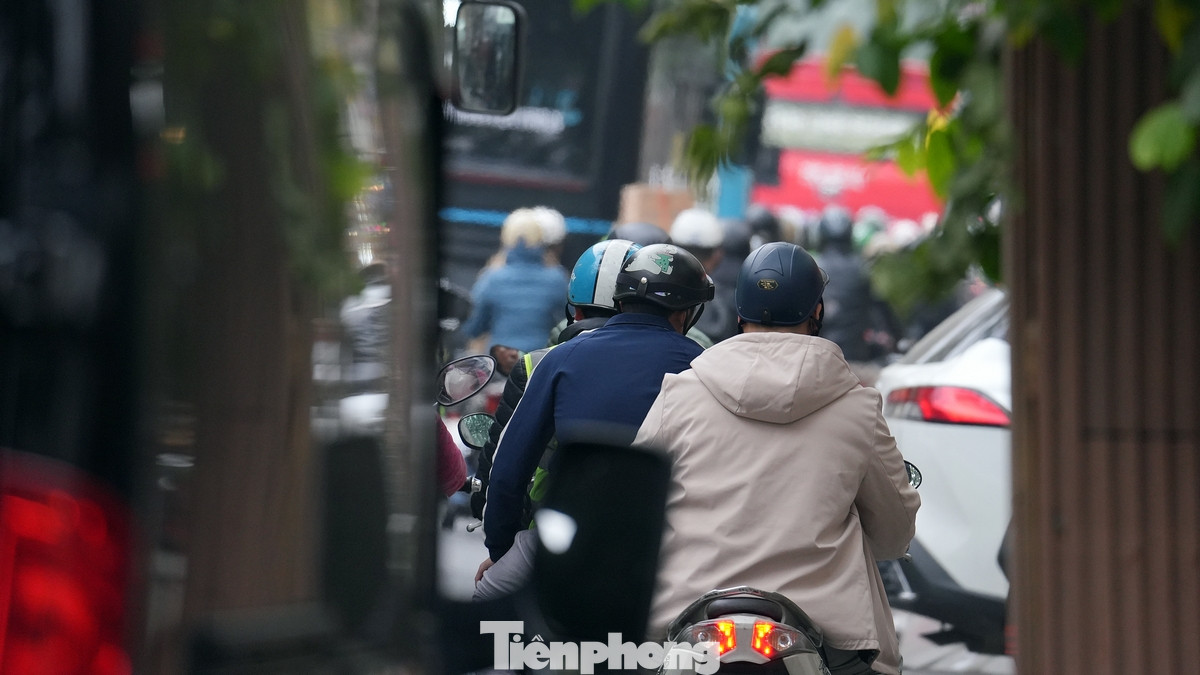 Nghiêm trọng hơn, các tuyến phố trong trung tâm thành phố lại bị tắc nghẽn nghiêm trọng, bao gồm: phố Nguyễn Thái Học, phố Lê Duẩn, phố Phan Đình Phùng, phố Tôn Đức Thắng...