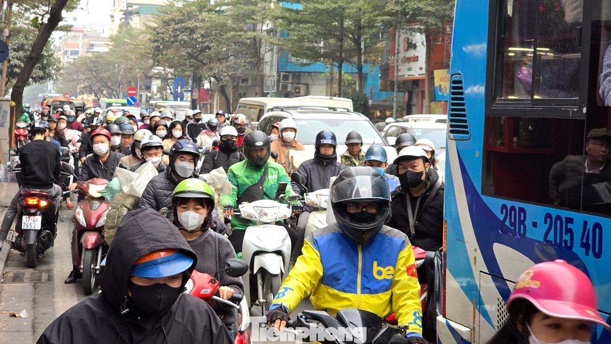 Nghiêm trọng hơn, các tuyến phố trong trung tâm thành phố lại bị tắc nghẽn nghiêm trọng, bao gồm: phố Nguyễn Thái Học, phố Lê Duẩn, phố Phan Đình Phùng, phố Tôn Đức Thắng...