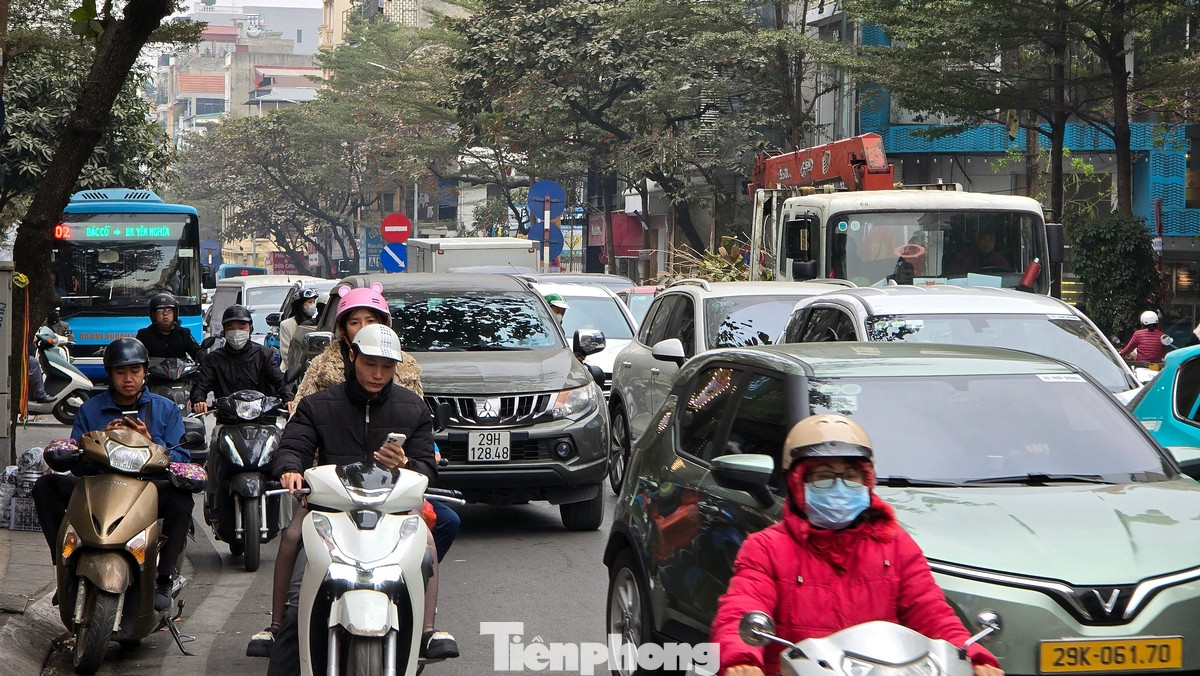 Nghiêm trọng hơn, các tuyến phố trong trung tâm thành phố lại bị tắc nghẽn nghiêm trọng, bao gồm: phố Nguyễn Thái Học, phố Lê Duẩn, phố Phan Đình Phùng, phố Tôn Đức Thắng...