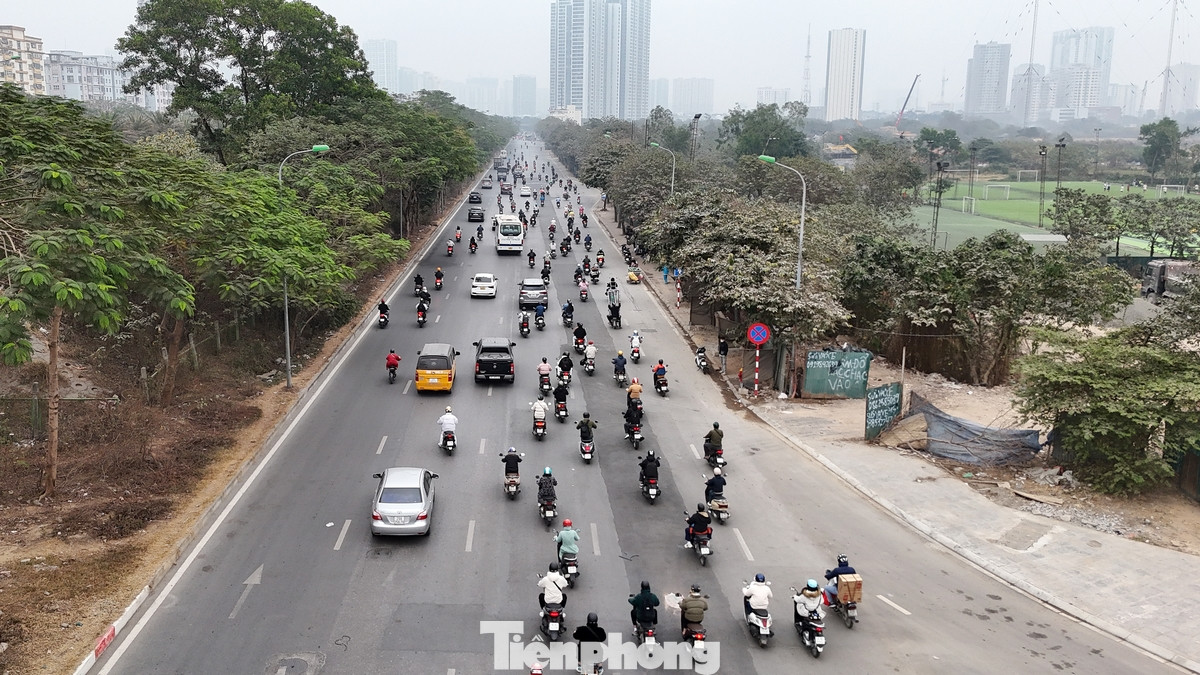 Đoạn đường gần nút giao đường Lê Quang Đạo nối dài mới được thông xe những ngày qua cũng khá thuận tiện.
