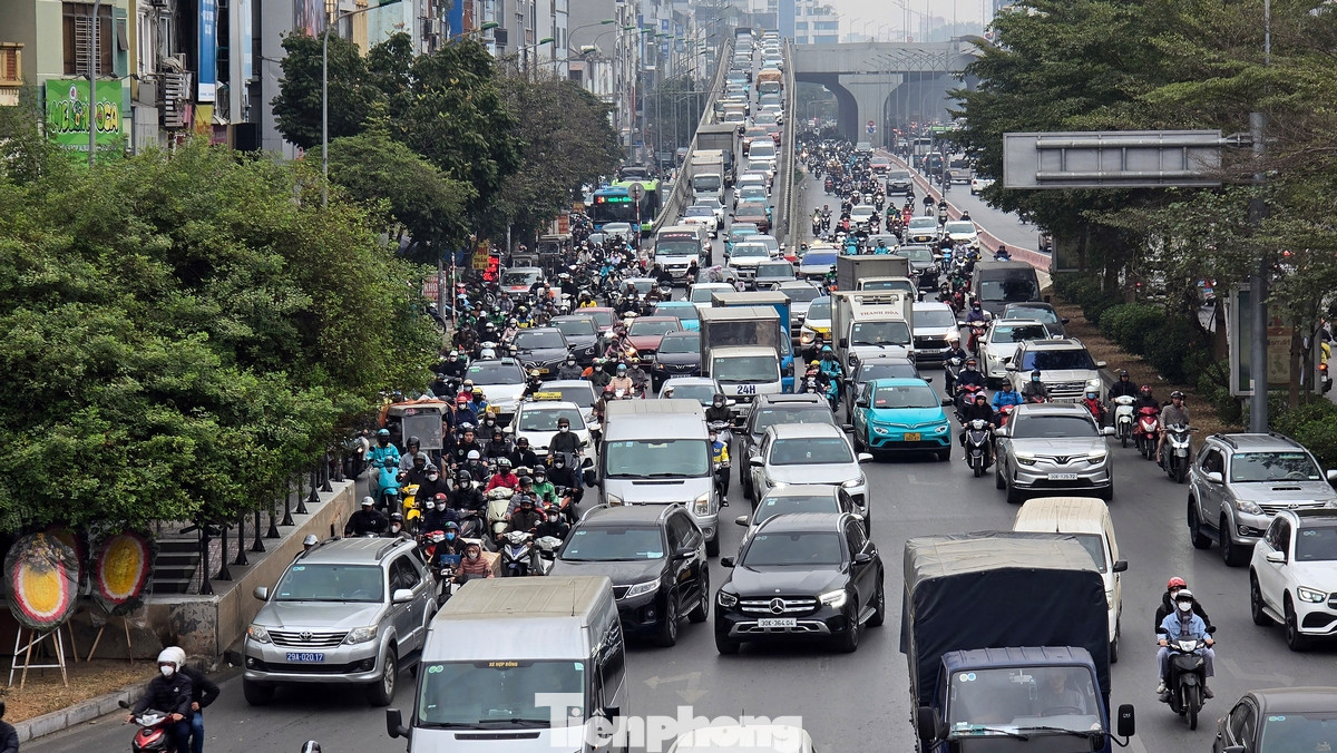 Tuy nhiên, trục đường Vành đai 2 từ đường trên cao Trường Chinh xuống phía Đường Láng, mật độ phương tiện vẫn rất cao vào thời điểm gần trưa.