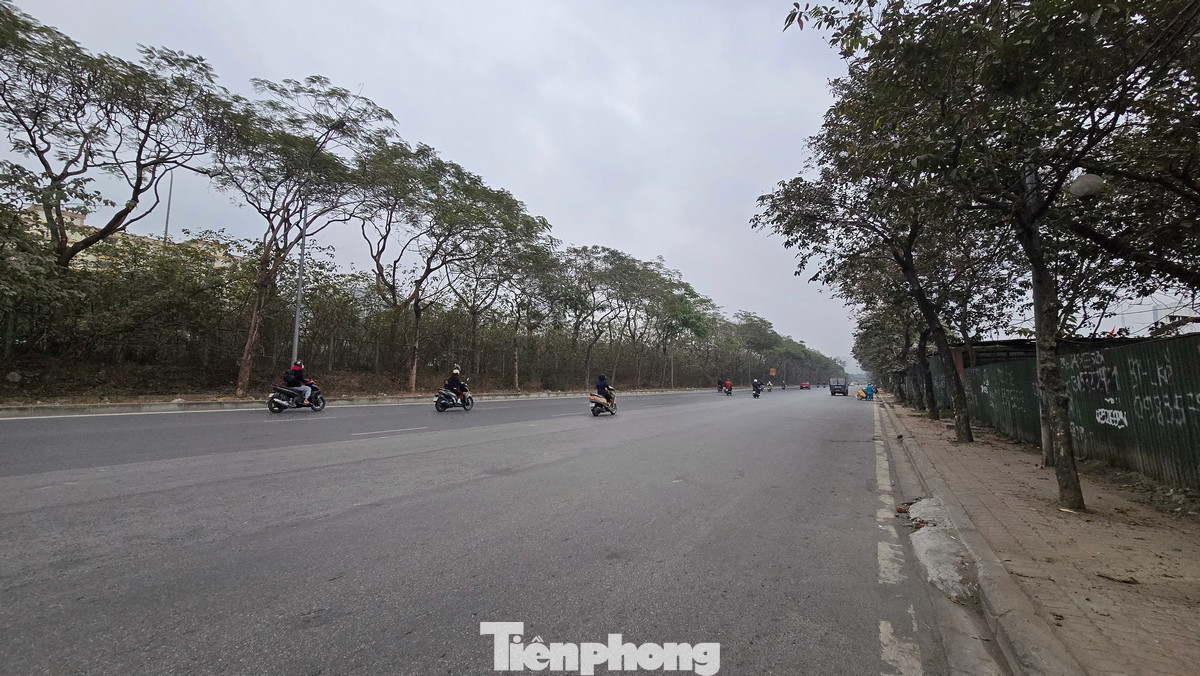 Đường gom trên Đại lộ Thăng Long là nỗi ám ảnh cho những ai phải di chuyển qua đây vào những ngày qua. Sáng nay trở nên thông thoáng lạ thường.