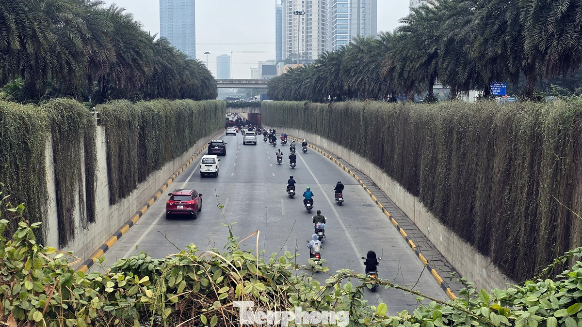 Hầm chui ở đầu Đại lộ Thăng Long thoáng phương tiện giao thông cho cả hai hướng. Hình ảnh được ghi vào thời điểm khoảng 9h30 sáng nay.