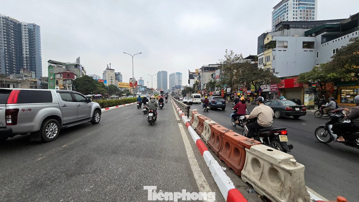 Đường Nguyễn Trãi hướng về phía cầu vượt Ngã Tư Sở khá thông thoáng.