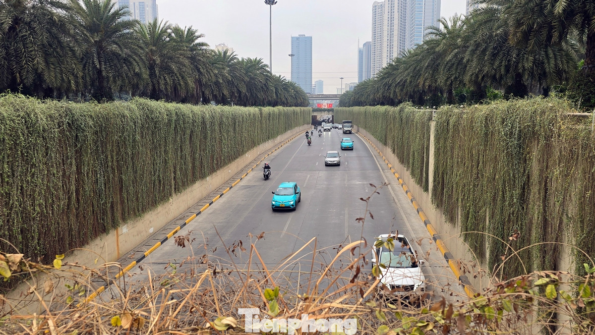 Hầm chui ở đầu Đại lộ Thăng Long thoáng phương tiện giao thông cho cả hai hướng. Hình ảnh được ghi vào thời điểm khoảng 9h30 sáng nay.