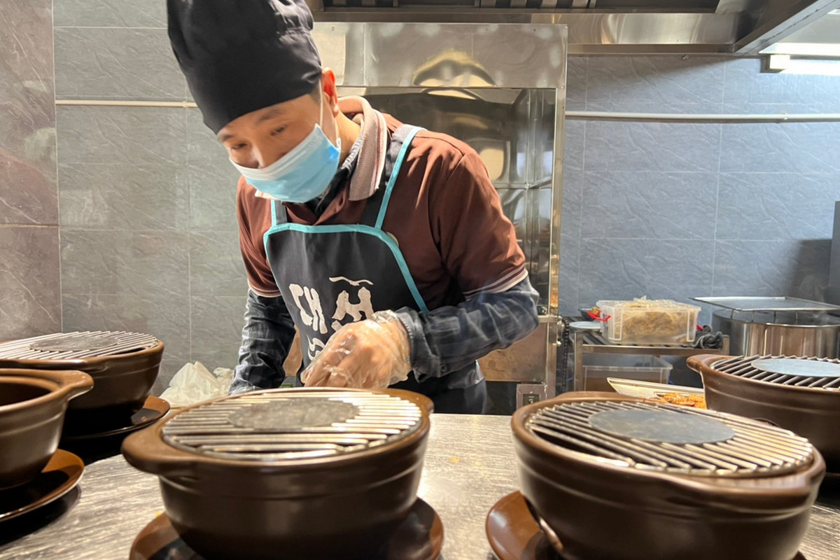 Quán phục vụ bún chả và bún riêu.