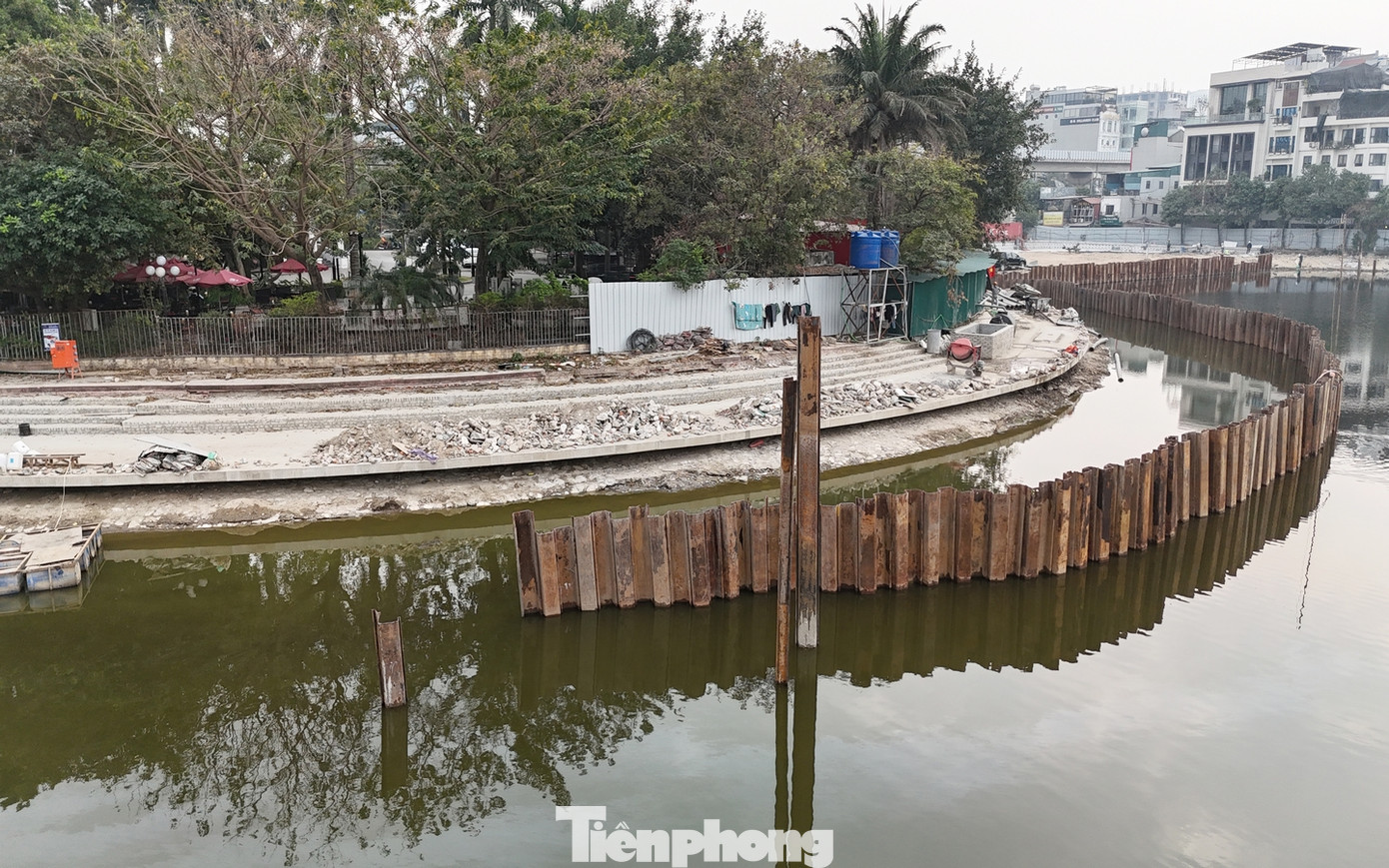 Bên cạnh đó phía đơn vị thi công đã đóng hơn 500 cọc bê tông xung quanh hồ để thi công phần đường dạo quanh hồ.