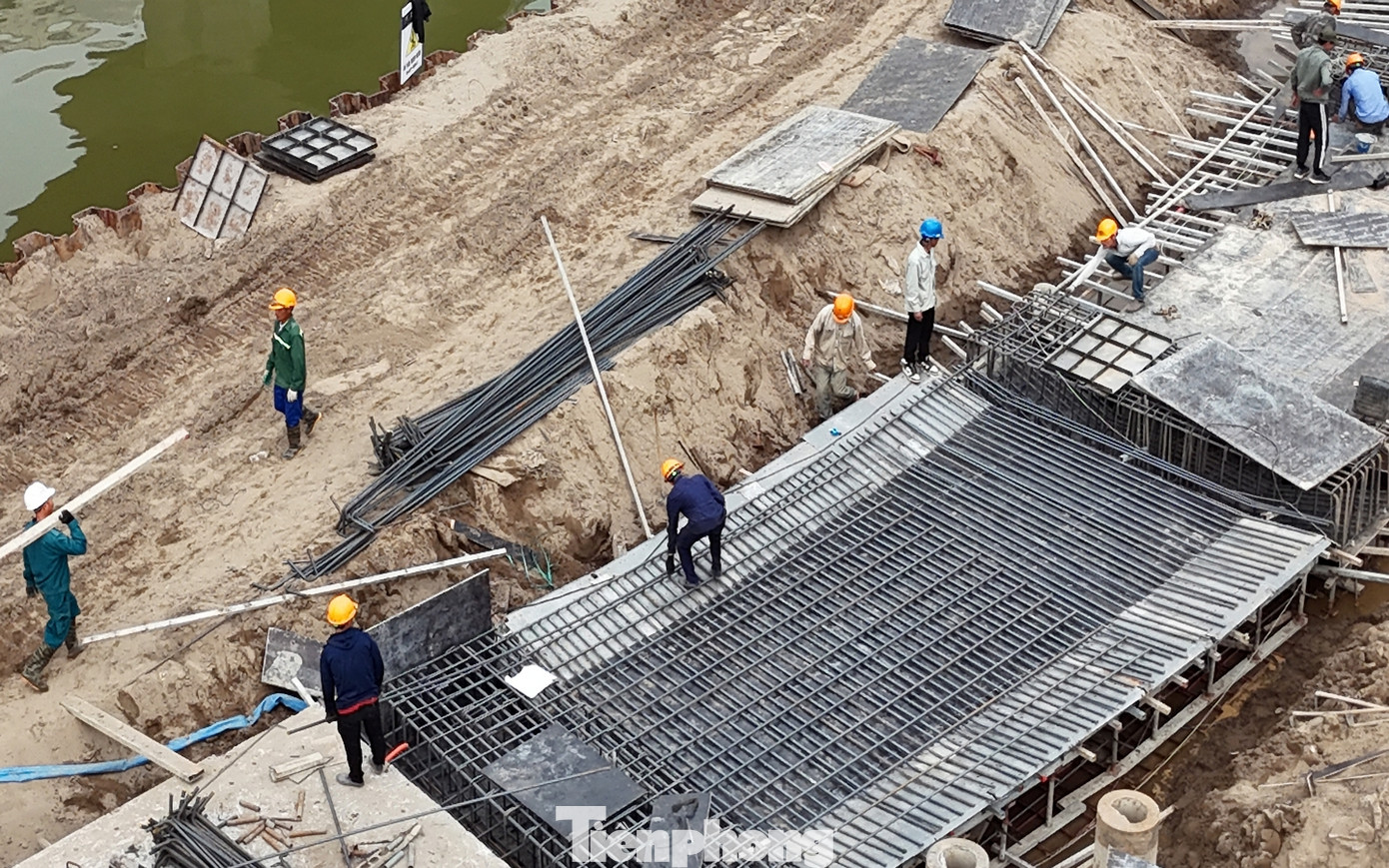 Đồng thời bổ sung điểm nhấn cảnh quan (sân khấu và khán đài ngoài trời) đua ra phía hồ, sau khi hoàn thành dự án không làm thay đổi diện tích và dung tích hồ.