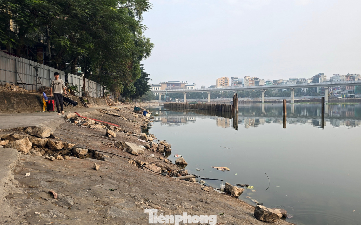 Phía đông và đông nam là tuyến phố Hoàng Cầu nối từ đường Láng đến Đê La Thành, chạy vòng quanh hồ là tuyến phố Đặng Tiến Đông - Mai Anh Tuấn. Các tuyến phố xung quanh hồ Đống Đa dài 1.270m với mặt cắt ngang 6,5m.