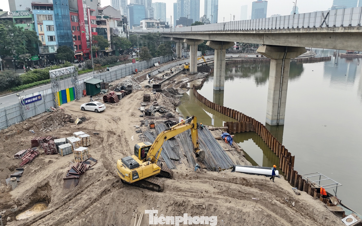 Để phục vụ thi công giai đoạn một, có vị trí tạm lấn ra hồ, nằm trên phố Hoàng Cầu, để làm khu tập kết vật liệu và xây dựng sân khấu nổi ngoài trời với tổng diện tích khoảng 6.500m2.