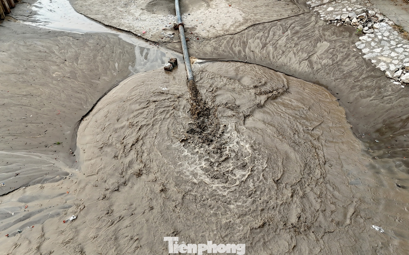 Công tác san lấp và cải tạo không gian quanh hồ Đống Đa đang được các nhà thầu khẩn trương thi công để cố gắng đạt tiến độ đề ra là hoàn thành vào tháng 8 năm nay.