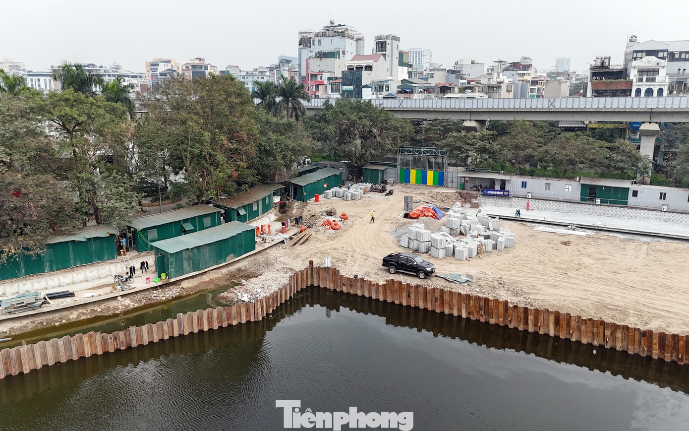 Công tác san lấp và cải tạo không gian quanh hồ Đống Đa đang được các nhà thầu khẩn trương thi công để cố gắng đạt tiến độ đề ra là hoàn thành vào tháng 8 năm nay.
