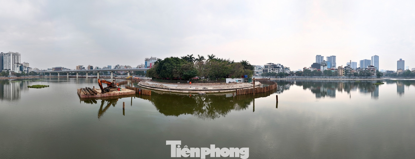 Hồ Đống Đa (nhiều người hay gọi là hồ Hoàng Cầu) có diện tích khoảng 12,5ha, chiều dài kè hồ 1.900m (trong đó ranh giới quận Đống Đa là 1.550m, quận Ba Đình 350m).