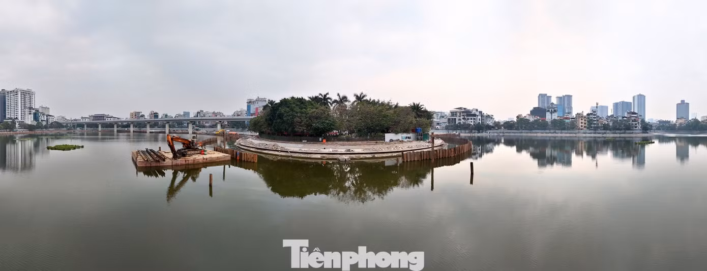 Hồ Đống Đa (nhiều người hay gọi là hồ Hoàng Cầu) có diện tích khoảng 12,5ha, chiều dài kè hồ 1.900m (trong đó ranh giới quận Đống Đa là 1.550m, quận Ba Đình 350m).