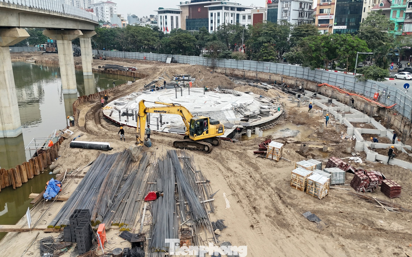 Được biết, dự án cải tạo hồ Đống Đa với chi phí gần 300 tỷ đồng, gồm các hạng mục chính như: Làm lại toàn bộ vỉa hè xung quanh hồ; nâng cấp đường dạo; thay thế lan can; trồng mới, thay thế một số cây xanh bóng mát; thay hệ thống chiếu sáng.