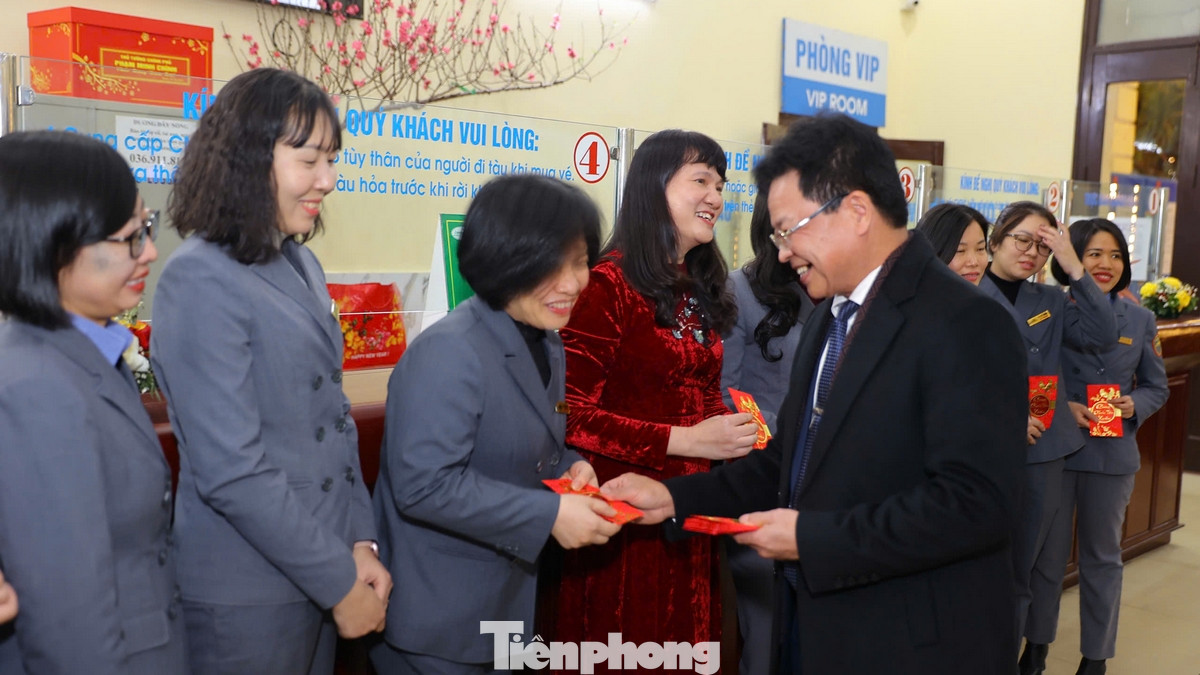 Lãnh đạo Bộ Giao thông Vận tải đến chúc Tết, lì xì cho nhân viên trên chuyến tàu đi xuyên giao thừa.