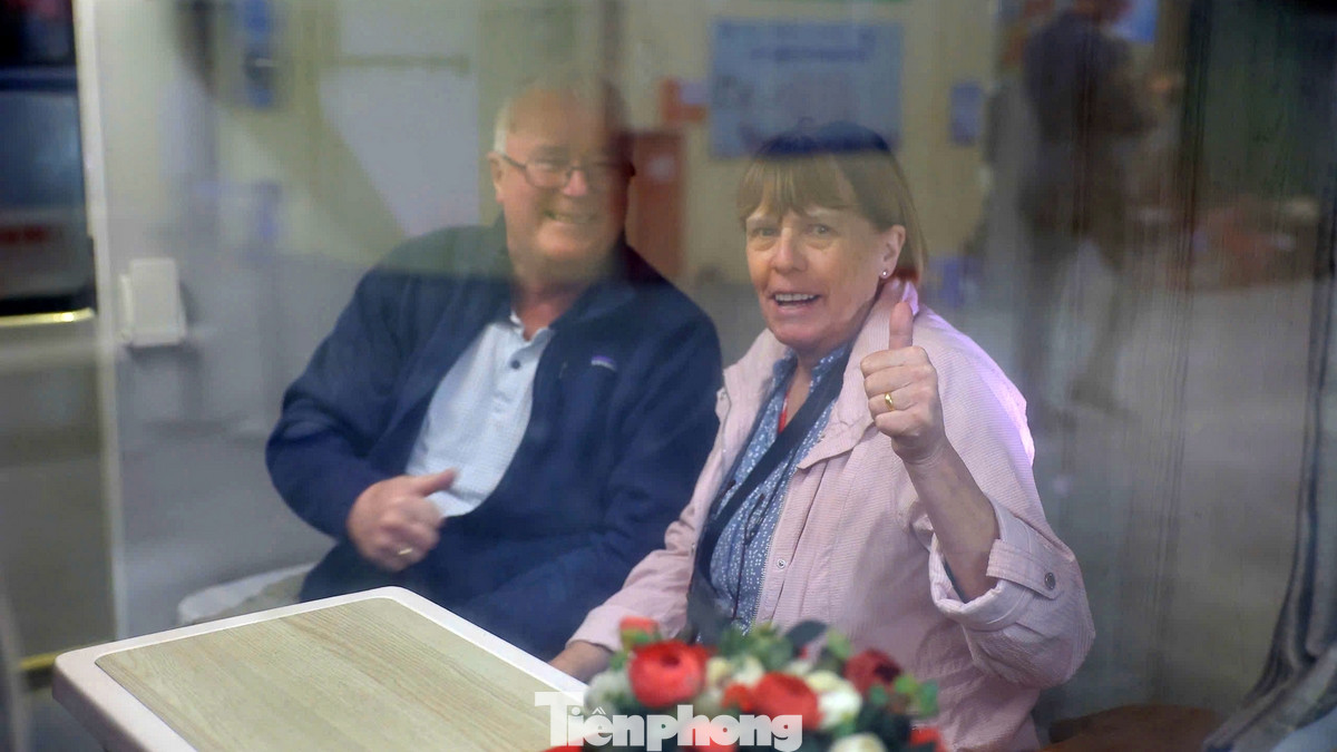 Đoàn tàu khách SE1 vào Nam được khoác lên mình bức tranh xuân lộng lẫy với hoa đào, còn đoàn tàu khách SE4 ra Bắc sẽ được trang trí hoa mai vàng.