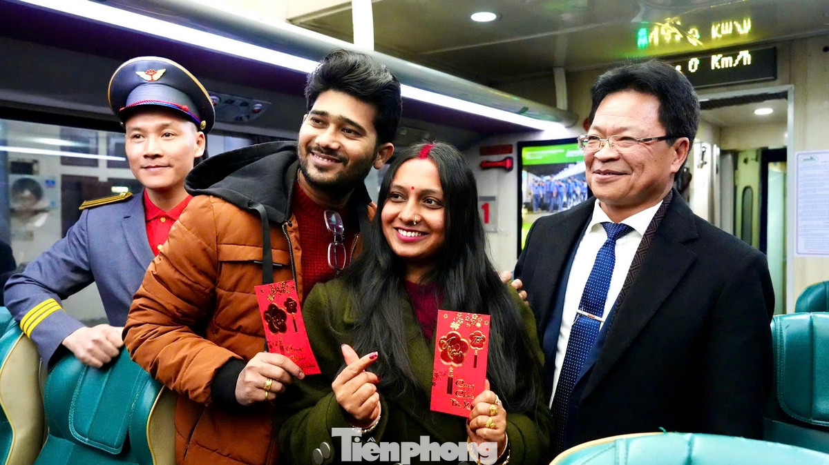 Hành khách quốc tế được nhận phong bao lì xì mừng tuổi đón chào năm mới.