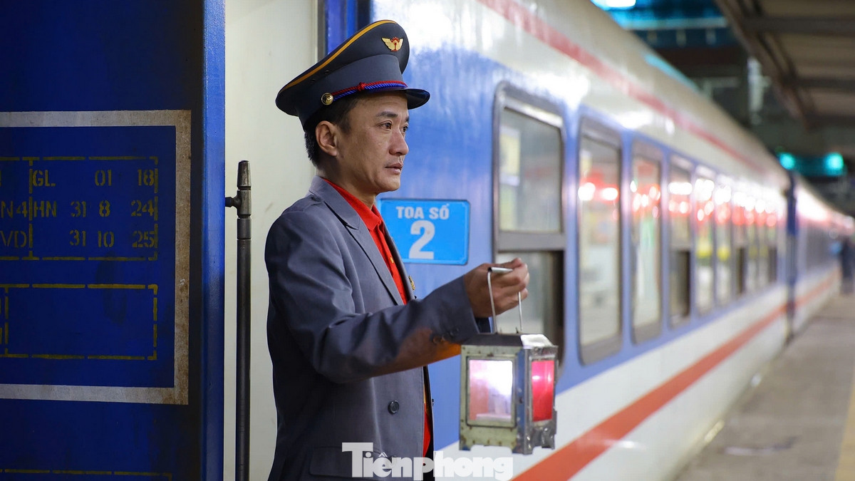 Vào ngày cuối cùng của năm, khi người người đều đang chuẩn bị cho bữa tiệc countdown và những lời chúc mừng năm mới, có một nhóm người vẫn miệt mài với công việc của mình. Họ là những người lái tàu, nhân viên đường sắt và hành khách trên chuyến tàu E1, chuyến tàu cuối cùng trong năm rời ga Hà Nội về thành phố Hồ Chí Minh.