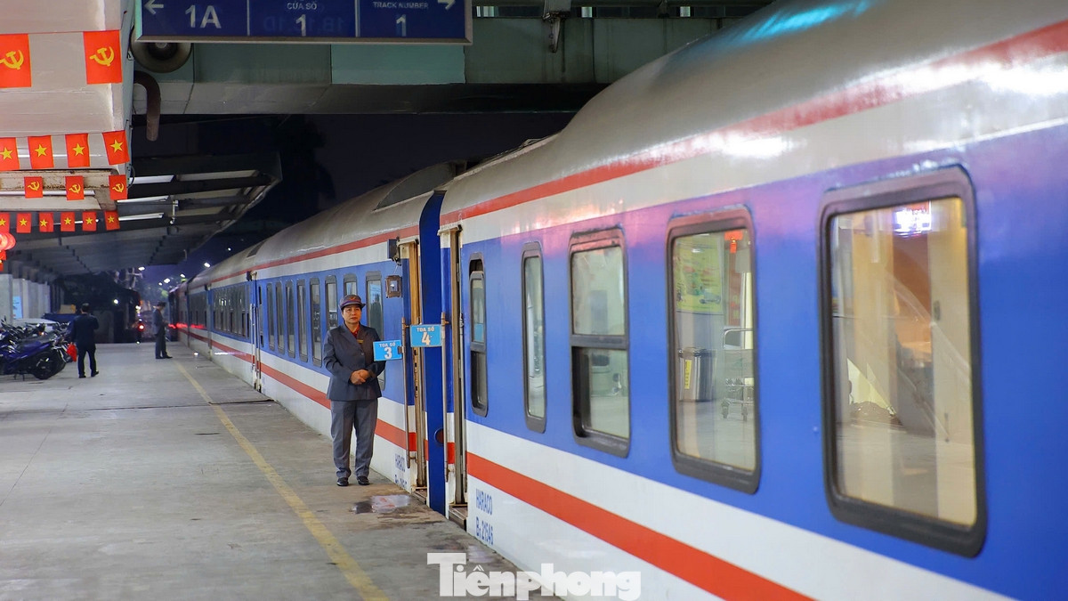 Vào ngày cuối cùng của năm, khi người người đều đang chuẩn bị cho bữa tiệc countdown và những lời chúc mừng năm mới, có một nhóm người vẫn miệt mài với công việc của mình. Họ là những người lái tàu, nhân viên đường sắt và hành khách trên chuyến tàu E1, chuyến tàu cuối cùng trong năm rời ga Hà Nội về thành phố Hồ Chí Minh.