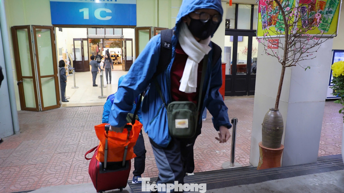 Thời điểm 21 giờ ngày 28/1, trước thời điểm đón giao thừa 3 tiếng, tại ga Hà Nội không khí hối hả của những hành khách cuối cùng rời ga Hà Nội.