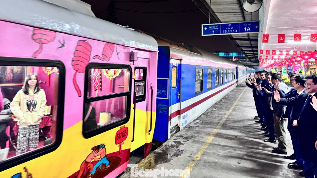 Đúng 22h10 đêm 29 tết chuyến tàu khởi hành từ ga Hà Nội, theo kế hoạch sáng sớm mồng 2 tết, chuyến tàu sẽ tới ga Sài Gòn.