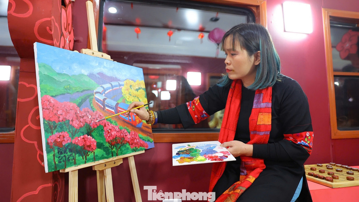 Hành khách đi trên chuyến tàu này được tham gia nhiều trải nghiệm thú vị, hấp dẫn trên suốt hành trình như count down; chương trình “Bốc thăm trúng thưởng” đầu năm, với giải thưởng là lì xì may mắn 200.000đ, 500.000đ và Giải đặc biệt là “voucher đổi 1 cặp vé tàu miễn phí” có giá trị sử dụng trong năm 2025. Đi theo đoàn tàu sẽ có những nghệ sĩ, hoạ sĩ cùng đón xuân với các hành khách trên tàu.