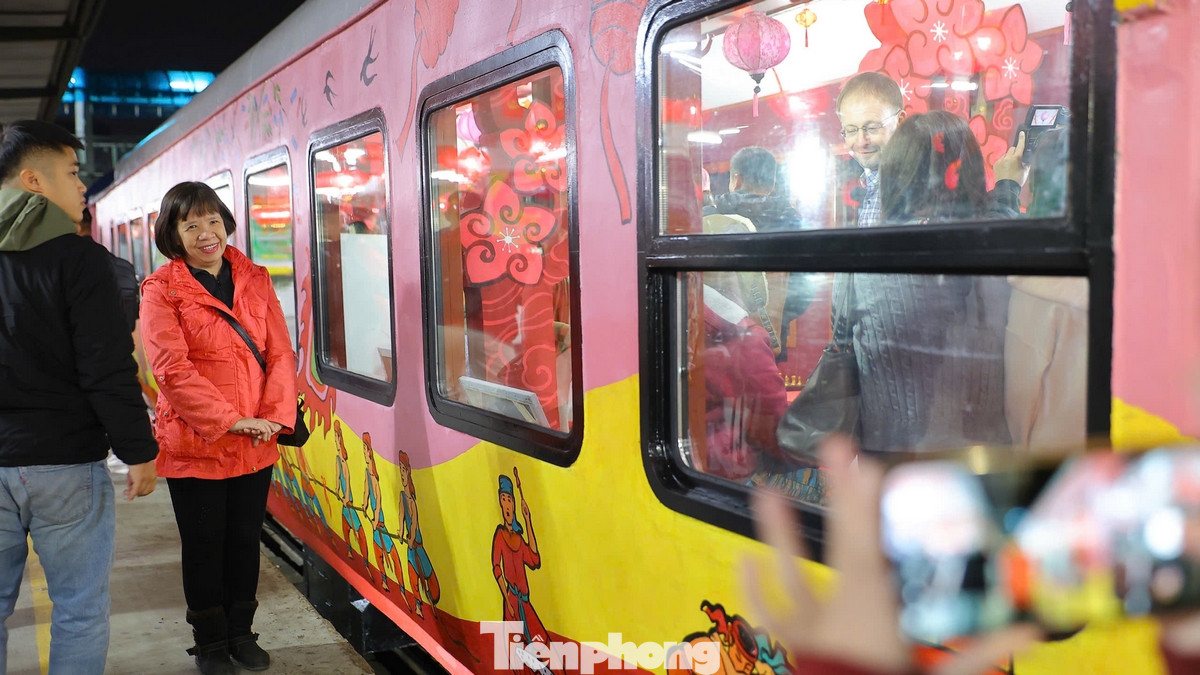 Không chỉ có kẹo mứt đón tết trên hành trình đường sắt dặm dài đất nước này, nhiều trò chơi dân gian cũng được bài trí trong khoang.