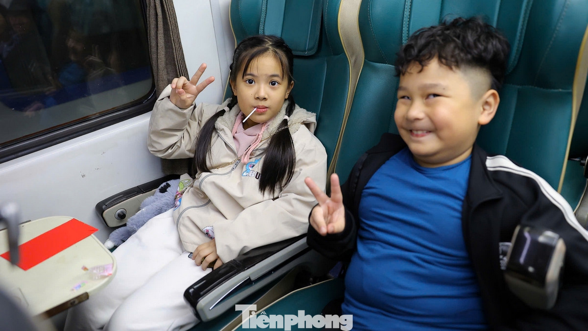 Đoàn tàu Thống Nhất SE1 với hơn 100 hành khách trong đó phần đông là khách du lịch quốc tế trải nghiệm đón Tết trên hành trình vào Nam.