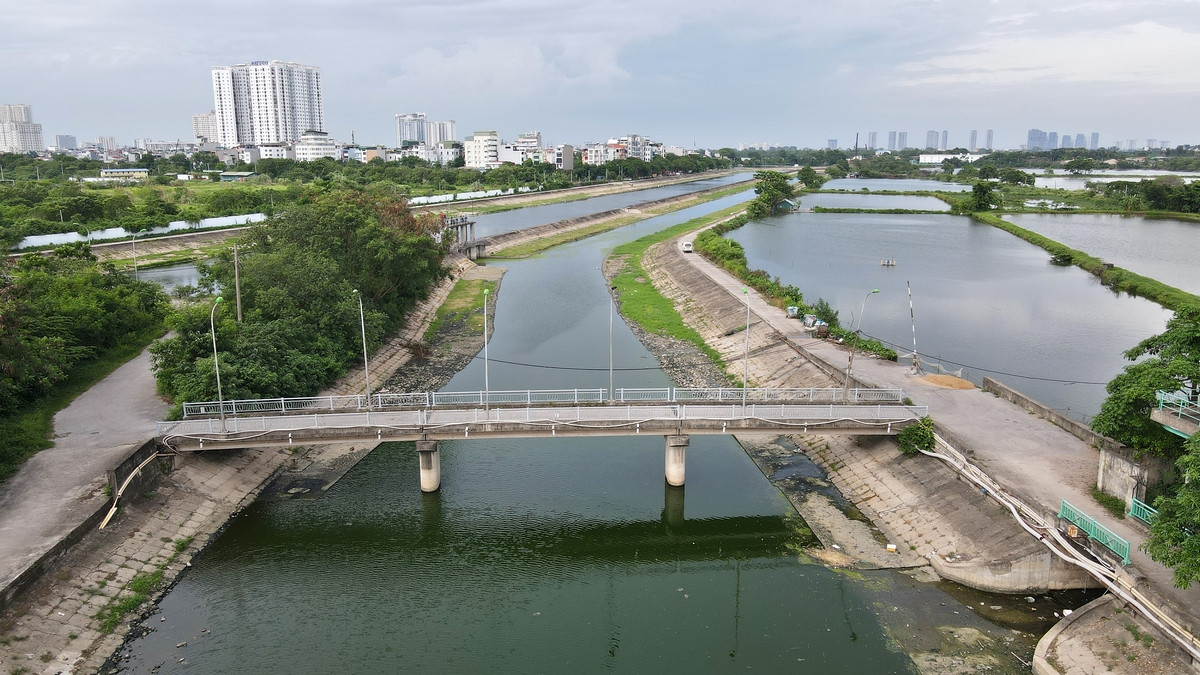 Trong đó cụm công trình đầu mối Yên Sở bao gồm trạm bơm và cống qua đê 45m3/s, kênh dẫn vào trạm bơm từ hồ và sông, kênh xả ra sông Hồng 90m3/s.