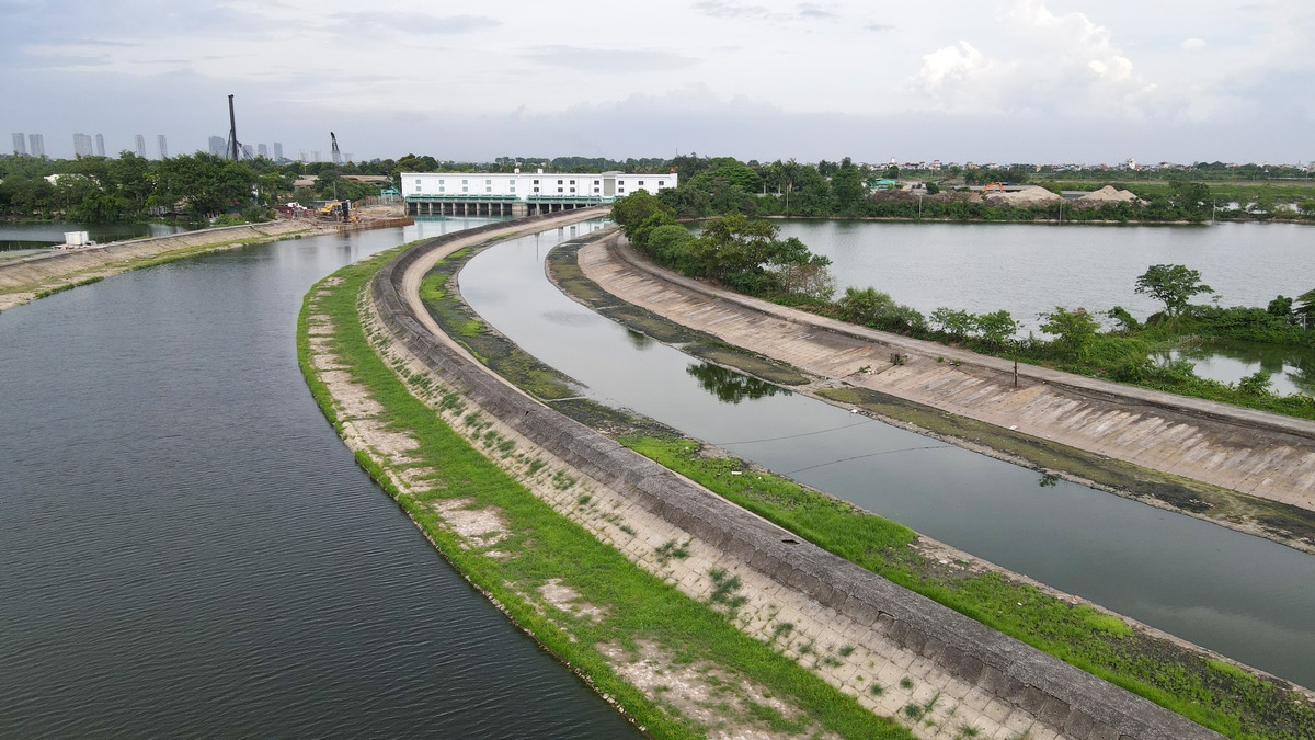 Trong đó cụm công trình đầu mối Yên Sở bao gồm trạm bơm và cống qua đê 45m3/s, kênh dẫn vào trạm bơm từ hồ và sông, kênh xả ra sông Hồng 90m3/s.