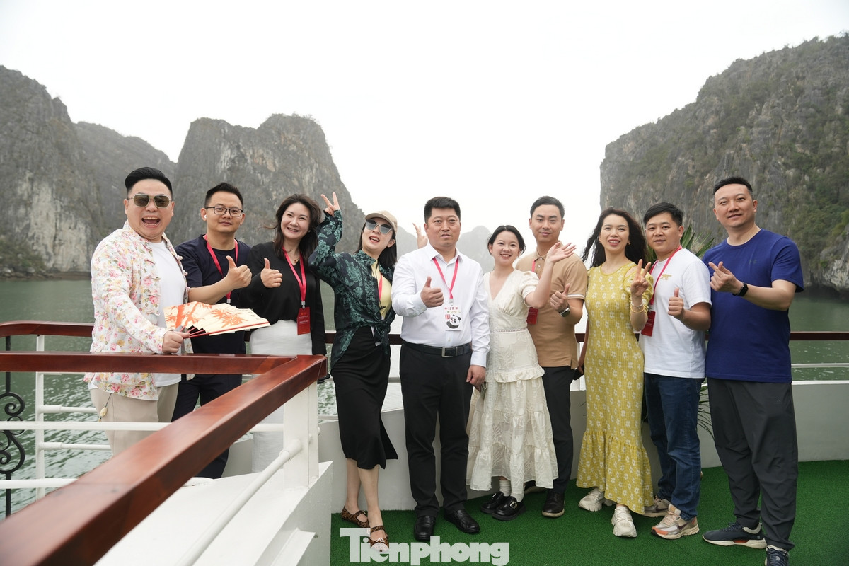 Các đại biểu hào hứng check-in trên Vịnh Hạ Long.