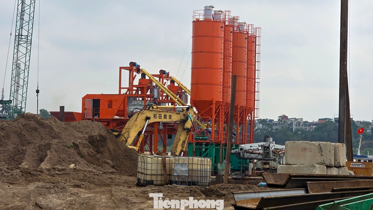 Tại khu vực của dự án chỉ nghe thấy tiếng máy móc khoan, ép cọc để chuẩn bị thi công trụ cầu ở hai phía bờ sông Hồng.