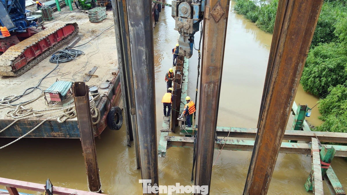 Ghi nhận của phóng viên, sau hơn một tháng khởi công, hiện tại trên công trường xây dựng cầu Tứ Liên cũng đang trở thành một điểm nóng về hoạt động xây dựng tại khu vực Hà Nội với hàng trăm công nhân và máy móc làm việc không ngừng nghỉ.